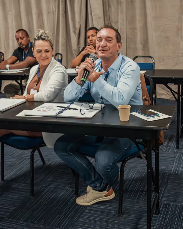 Participantes na mesa durante a dinâmica