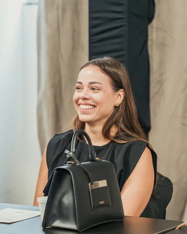Participante sorrindo na sala